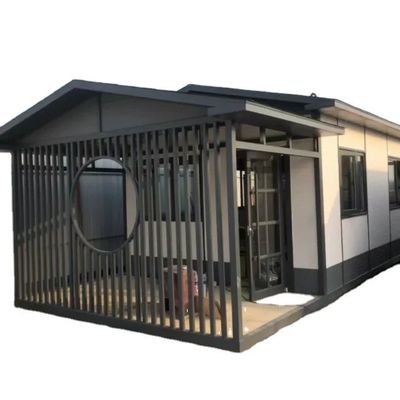 Casa de contenedores con hogar en el jardín