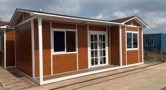 Casa de contenedores con hogar en el jardín
