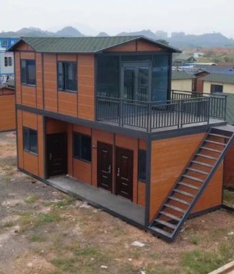 Casa de contenedores con hogar en el jardín