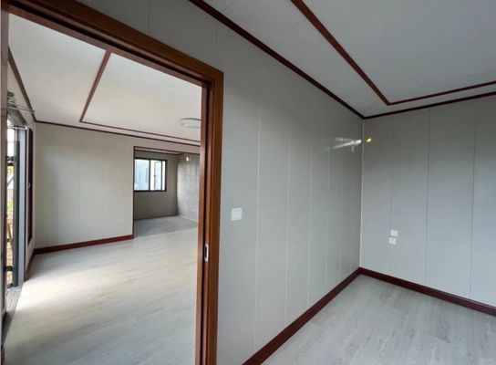 Casa de contenedores con hogar en el jardín
