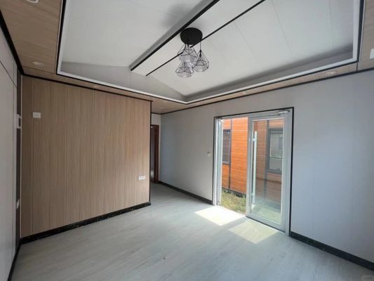 Casa de contenedores con hogar en el jardín