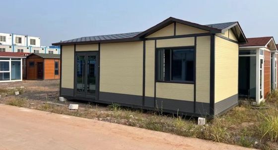 Casa de contenedores con hogar en el jardín